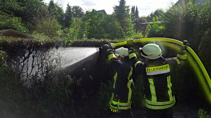 FW-KLE: Hasselt: Heckenbrand / Freiwillige Feuerwehr Bedburg-Hau gibt Hinweis zu Flämmarbeiten