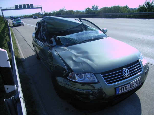 POL-HI: Schutzengel saß mit im Fahrzeug - Unfall auf BAB 7 fordert zwei Verletzte - ein Pkw erlitt Totalschaden -