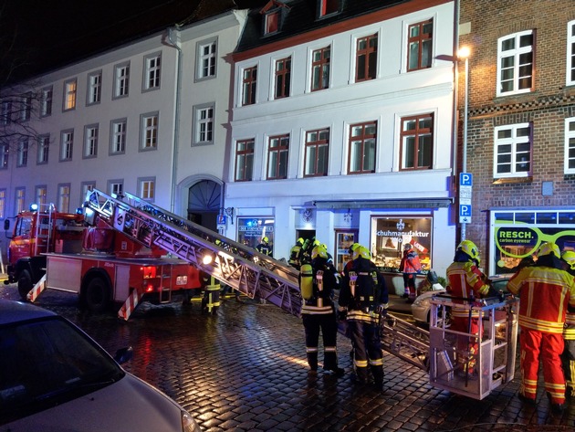 POL-LG: ++ Lüneburg - Brand bei Schuhmacher - Feuerwehr mit Großaufgebot vor Ort - eine Person leicht verletzt ++