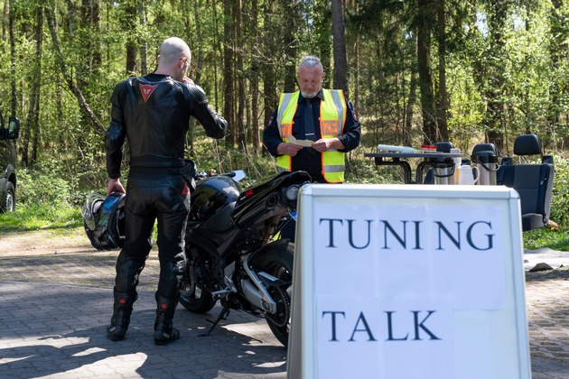 POL-LG: ++ Kontrolle im Amt Neuhaus ++ Polizei kommt mit Motorradfahrenden ins Gespräch ++ Präventionsgedanke im Vordergrund ++ Mehrere mündliche Verwarnungen ++