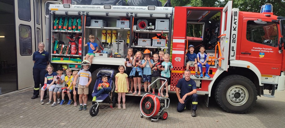 FW-KLE: Feuerwehr klärt Kinder über die Gefahren von Feuer auf: Kindergartenkinder besuchen die Freiwillige Feuerwehr Bedburg-Hau