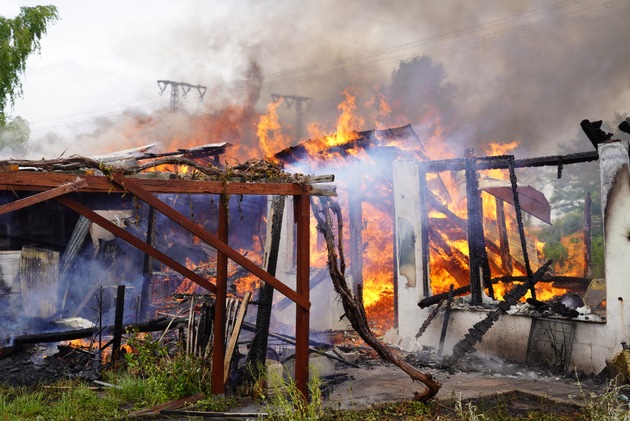 FW Neumünster: Feuerwehr Neumünster im Großeinsatz: Mehrere Gartenlauben in Vollbrand, schwierige Wasserversorgung erschwert Löscharbeiten