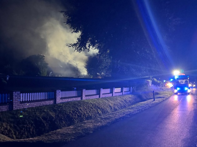 FW-AUR: Feuer droht Gebäude zu zerstören