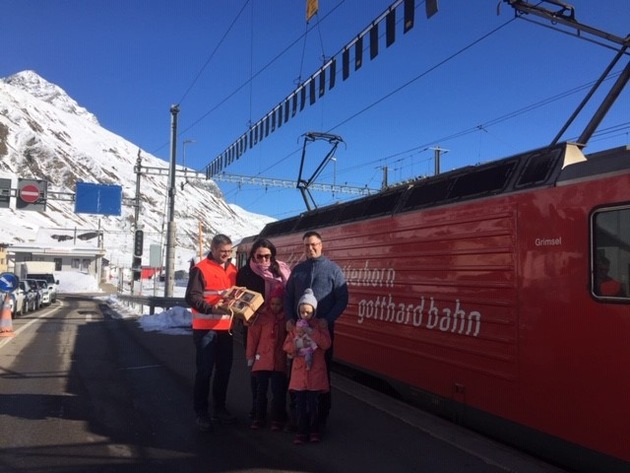 Matterhorn Gotthard Bahn begrüsst das 7-millionste Fahrzeug am Autoverlad Furka