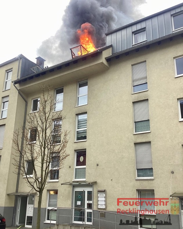 FW-RE: Dachstuhlbrand in Recklinghausen-K&ouml;nig Ludwig