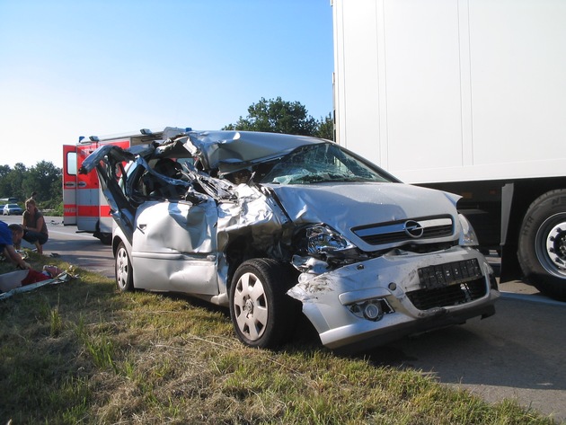 POL-HI: Hohes Verkehrsaufkommen, Hitze und Unachtsamkeit sind vermtl. Ursache für Verkehrsunfall mit 2 Verletzten und 4 beschädigten Fahrzeugen auf Autobahn bei Derneburg