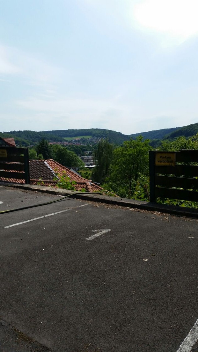 POL-GÖ: (336/2017) Vermutlich Gänge verwechselt - 81 Jahre alte Autofahrerin aus Hann. Münden stürzt mit PKW Abhang hinunter, Frau leicht verletzt