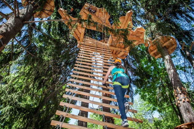 In luftigen Walliser Baumwipfeln durch die ganze Schweiz / Eröffnung des Swiss Seilpark Fiesch mit einer Weltpremiere