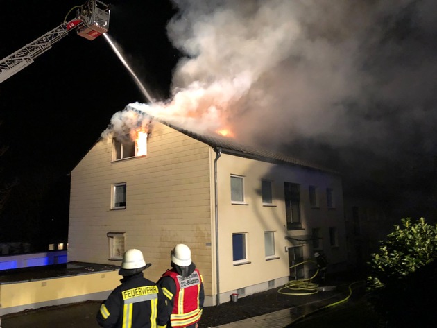 FW-Stolberg: Dachstuhlbrand in voller Ausdehnung -  fünf verletzte Personen