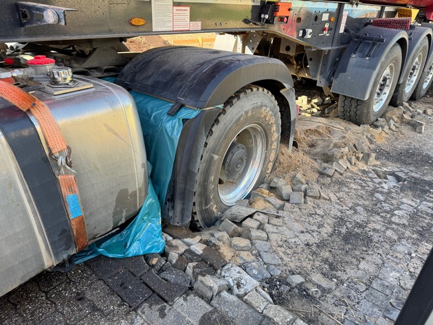 FW Düren: Dieseltank an LKW aufgerissen