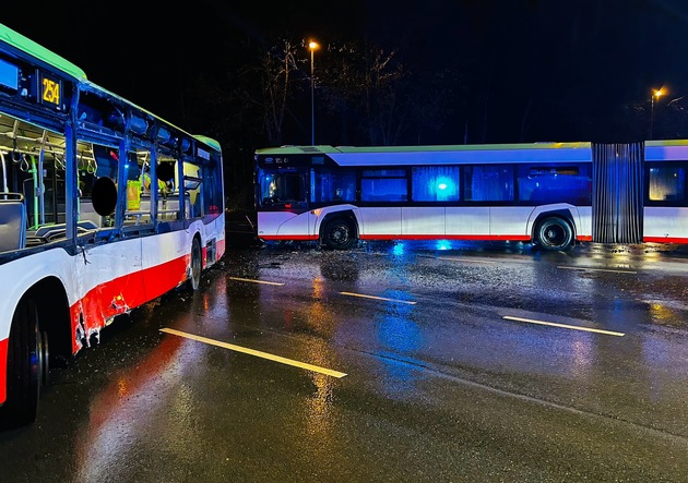 FW-GLA: Busse kollidieren im Kreuzungsbereich, mehrere verletzte Personen (MANV 5)