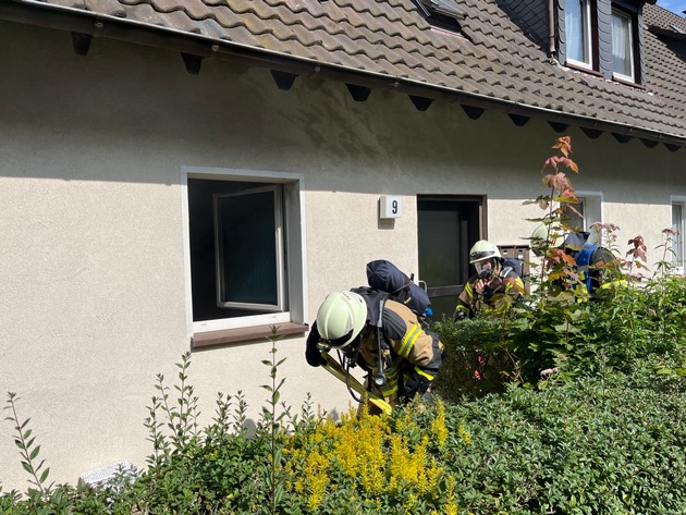 FW-PL: Feuerwehr rettet Bewohner aus verqualmter Wohnung