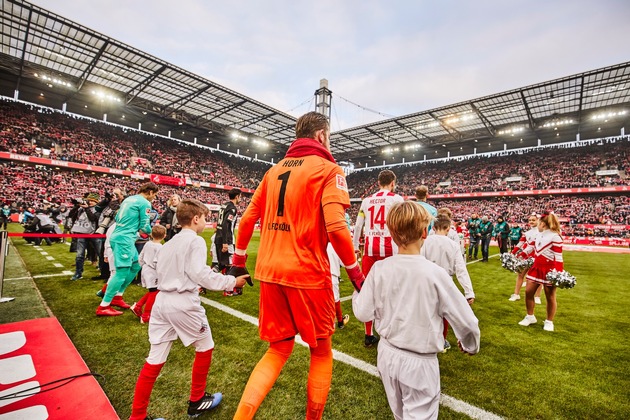 Partner des Tages: DEVK verschenkt Trikots an Fans des 1. FC Köln