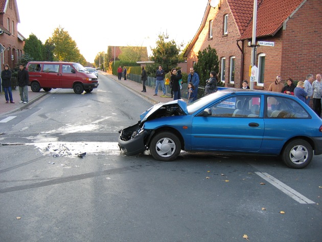 POL-STH: (ber)Schwerer Verkehrsunfall mit glücklichem Ausgang in Lüdersfeld