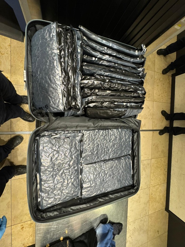 HZA-P: Zollhund Ego lässt Cannabisschmuggel am Flughafen BER auffliegen / Zoll entdeckt knapp 16 Kilogramm Cannabis bei der Einreise aus New York