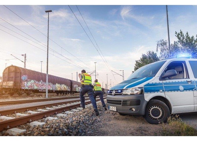BPOL-KS: Bundespolizei ermittelt - Züge überfahren Schottersteine