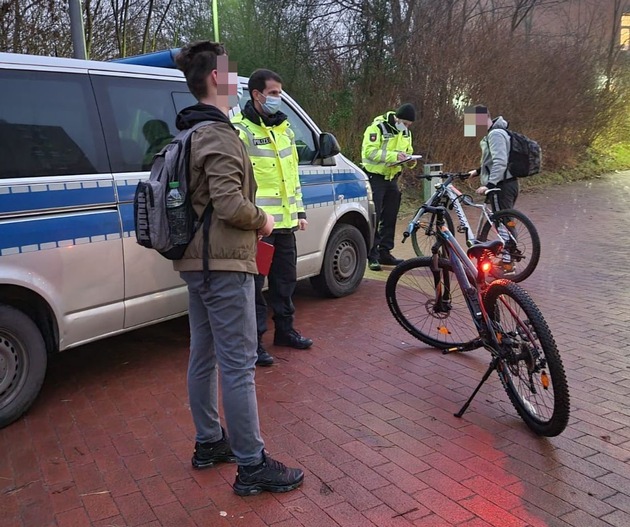 POL-STD: Drei Einbrüche im Alten Land und in Apensen, Polizei kontrolliert 300 Fahrräder von Schülerinnen und Schülern in Stade - Mängel an 70 Rädern festgestellt