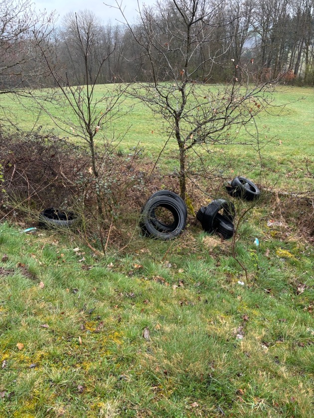 POL-PDTR: Eckersweiler, "Panzerstraße" Illegale Entsorgung von Müllsäcken und Pkw-Reifen