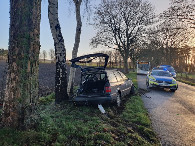 POL-STD: 31-jähriger Autofahrer bei Unfall in der Gemarkung Hollenbeck schwer verletzt, Polizei Harsefeld sucht wichtigen Unfallzeugen