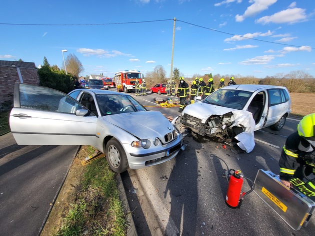 FW Sankt Augustin: Verkehrsunfall mit zwei eingeschlossenen Personen