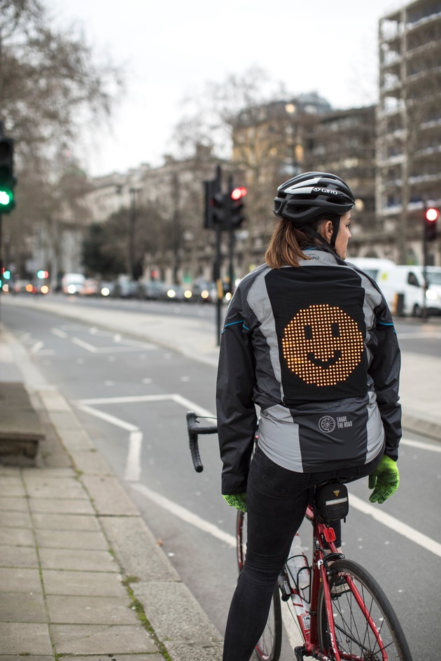 Ford entwickelt Emoji-Jacke, um das Verständnis zwischen Fahrrad- und Autofahrern zu verbessern