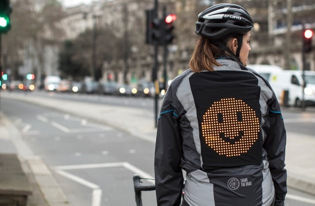Ford-Werke GmbH: Ford entwickelt Emoji-Jacke, um das Verständnis zwischen Fahrrad- und Autofahrern zu verbessern