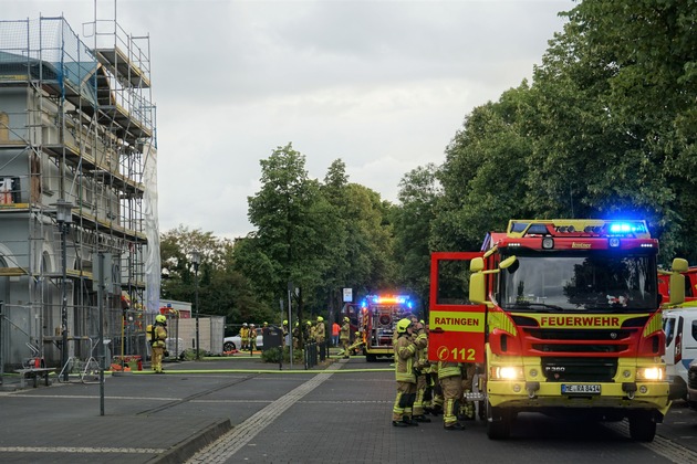 FW Ratingen: Rauchentwicklung aus Dachstuhl des Ostbahnhofes löst größeren Feuerwehreinsatz aus