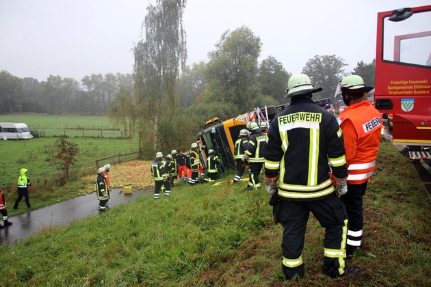 FW Lüchow-Dannenberg: LKW kommt alleinbeteiligt von der Fahrbahn ab +++ Seitenstreifen durch anhaltenden Regen aufgeweicht +++ Fahrzeug kippt zur Seite +++ Fahrer schwer verletzt