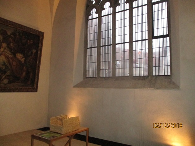 POL-HI: Unbekannte werfen Fenster am Hildesheimer Dom ein