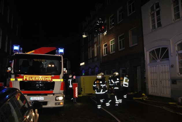 FW-RD: Feuerwehr rettet zwei Personen aus einem Mehrfamilienhaus