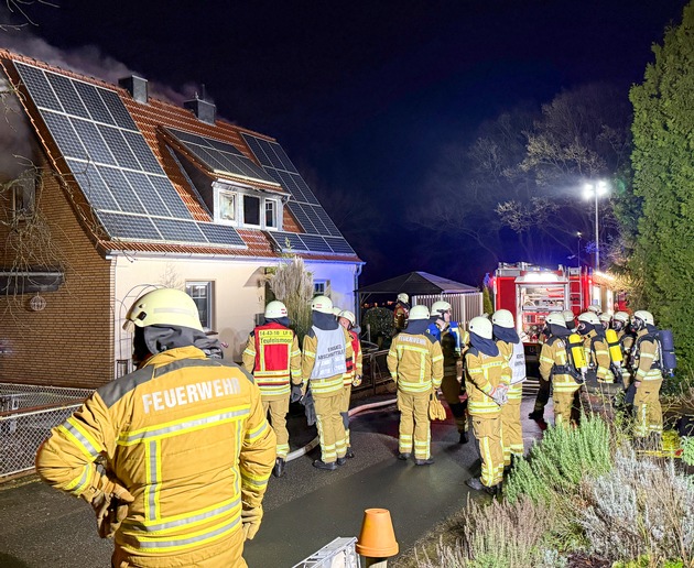 FW Osterholz-Scharm.: Gebäudebrand / Familie kann sich rechtzeitig in Sicherheit bringen