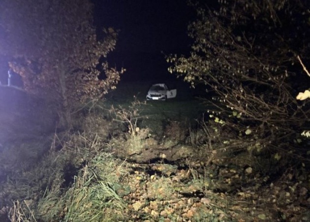 POL-OF: Im Feld gelandet: Betrunkener Autofahrer überschlug sich mehrfach