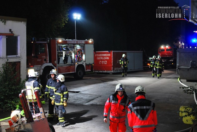 FW-MK: Containerbrand drohte auf Firmenhalle überzugreifen