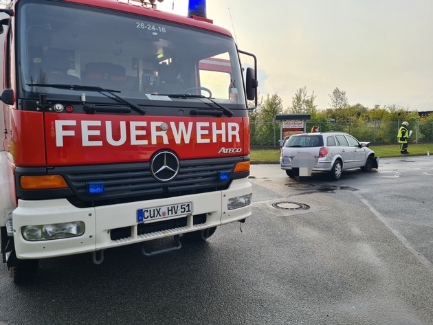 FFW Schiffdorf: Zwei Personen verletzt: Verkehrsunfall im Spadener Gewerbegebiet