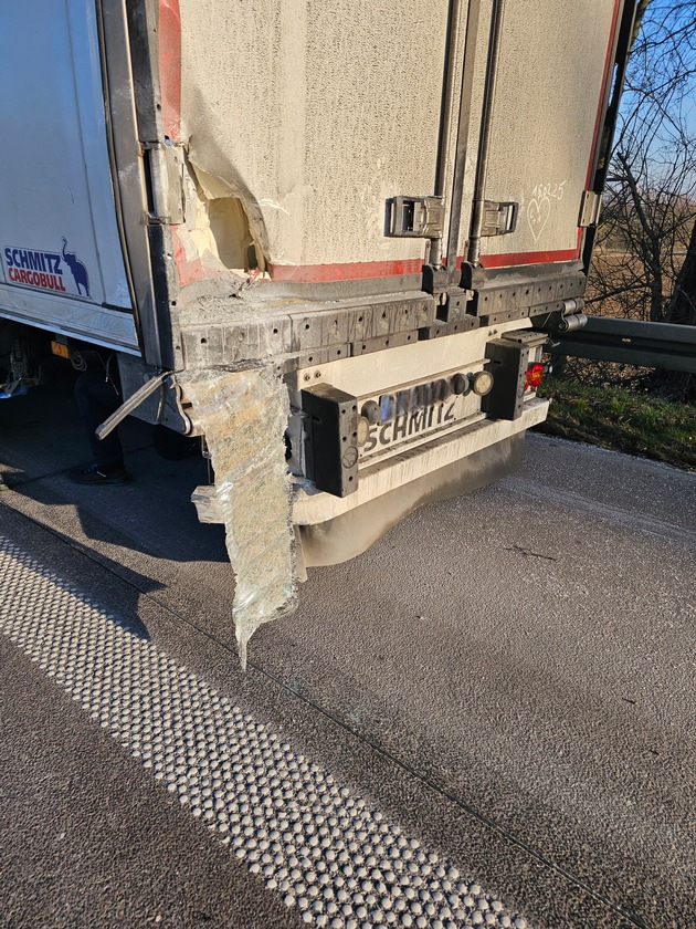 FW Bergheim: Eine Verletzte bei Verkehrsunfall auf Autobahn 61 Kollision zwischen PKW und LKW - Autobahn voll gesperrt