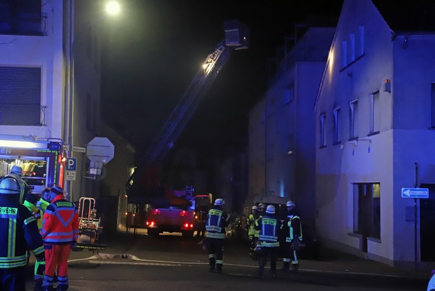 FW LK Neunkirchen: Feuerwehr hat Brand in leerstehendem Haus schnell unter Kontrolle