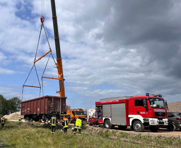 FW-ROW: Rauchmelder, Brände, Türöffnungen und Unfälle - Ehrenamtliche Feuerwehrkräfte in der Samtgemeinde Zeven im Dauereinsatz