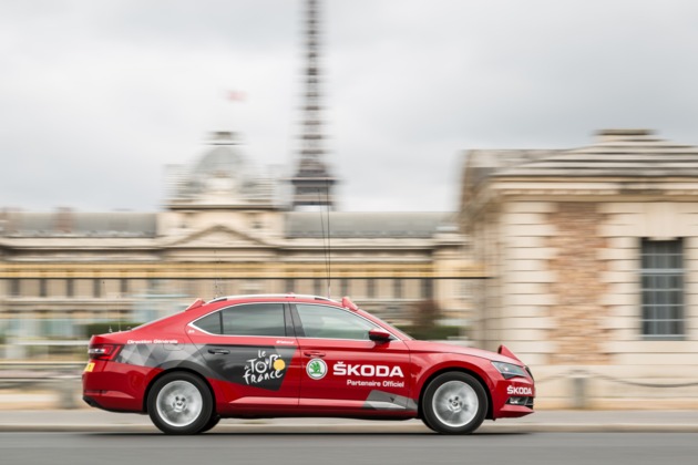 Prominenter Auftritt: Neuer SKODA Superb ist &#039;Red Car&#039; der Tour de France 2015 (FOTO)