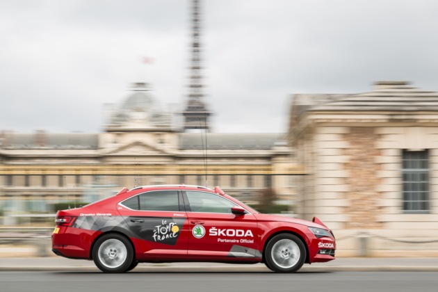 Prominenter Auftritt: Neuer SKODA Superb ist &apos;Red Car&apos; der Tour de France 2015 (FOTO)