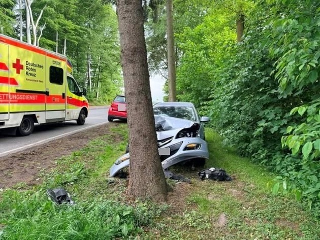 POL-STD: Mit Auto frontal gegen Baum geprallt - Fahrer leicht verletzt