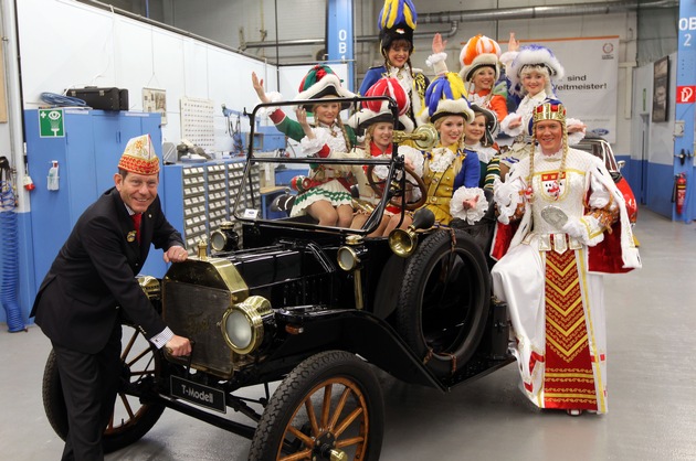 Närrisches Jubiläum: Ford unterstützt seit 60 Jahren den Karneval in Köln / Offizielle Fahrzeugübergabe und Besuch der Oldtimerwerkstatt in Niehl (mit Bild)