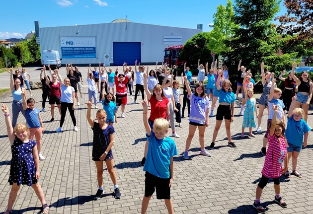 RID-Tanz-Weltrekord: »ADTV Tanzschulen« erzielen mit 1.679 tanzenden Personen neue Bestleistung für »größten Einzel-Tanz (Choreo) an verschiedenen Veranstaltungsorten«