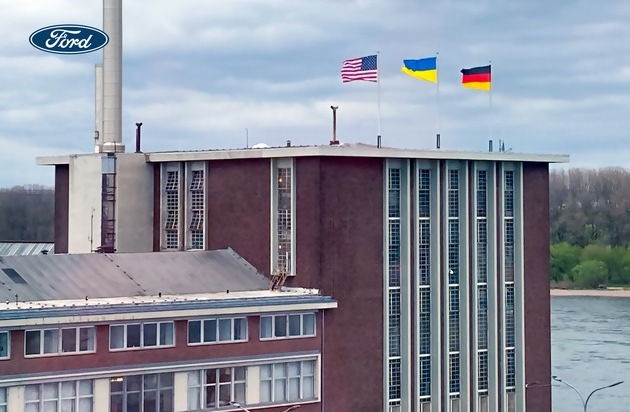 Ford-Werke GmbH: Ford zeigt Flagge - Flagge der Ukraine weht auf historischer Ford Europa-Zentrale
