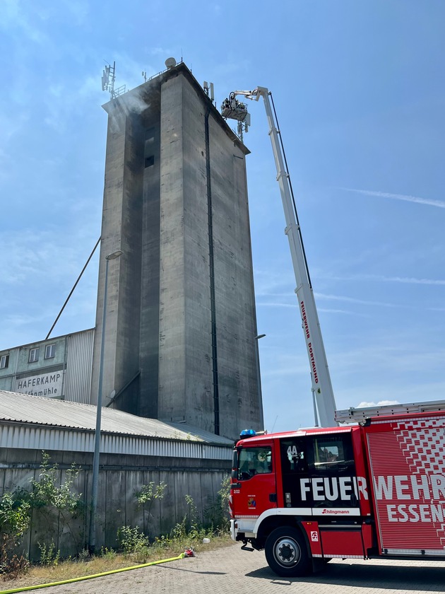 FW-E: Langanhaltender Brandeinsatz in Getreidemühle - Glutnester erschweren Löscharbeiten