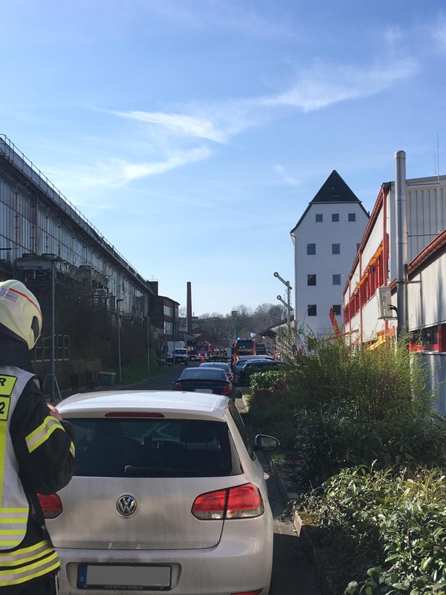 FW Mettmann: Gasausströmung auf dem Gelände der Regio-Bahn in Mettmann. Aufmerksame Mitarbeiter verhindern schlimmeres. Feuerwehr sperrte große Bereiche ab. Keine Verletzten