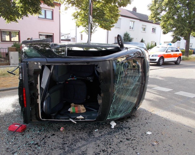 POL-PDLU: Frankenthal-Studernheim- Smart überschlägt sich nach Verkehrsunfall: