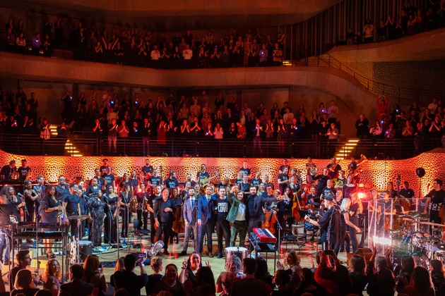 Channel Aid rockt mit Bastille die Elbphilharmonie Hamburg /&quot;DAS BESTE, WAS DIE ELPHI JE GESEHEN HAT&quot;/2.100 Besucher und Klicks auf den Livestream unterstützten das Charity-Projekt Channel Aid