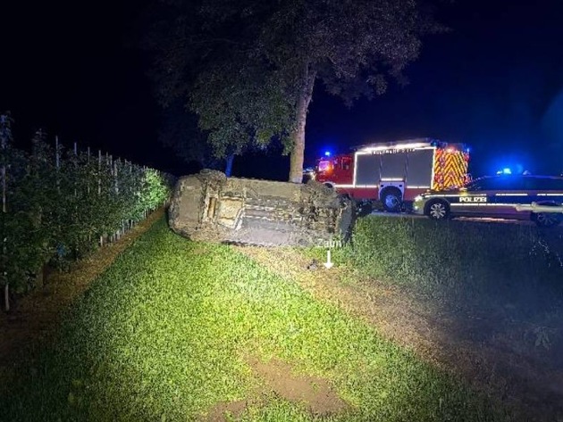 POL-STD: Autofahrer kommt unter Alkoholeinfluss mit einem nicht zugelassenen Auto von der Straße ab und Fahrzeug überschlägt sich, Polizei Horneburg sucht Unfallzeugen