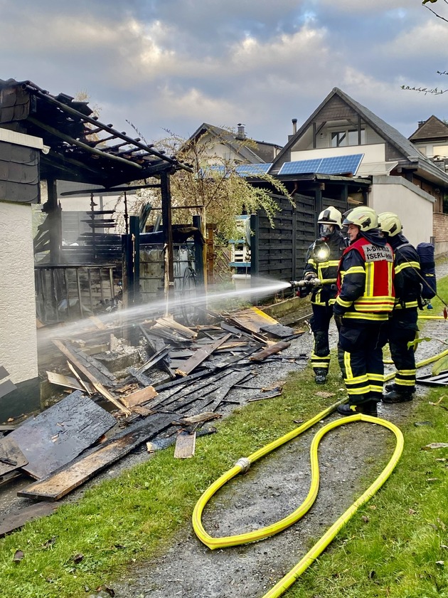 FW-MK: Brennende Gartenhütte an der Oestricher Straße