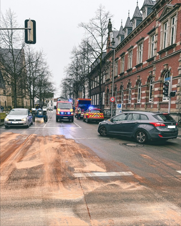 FW-DT: Ölspur auf mehreren Straßen in der Innenstadt